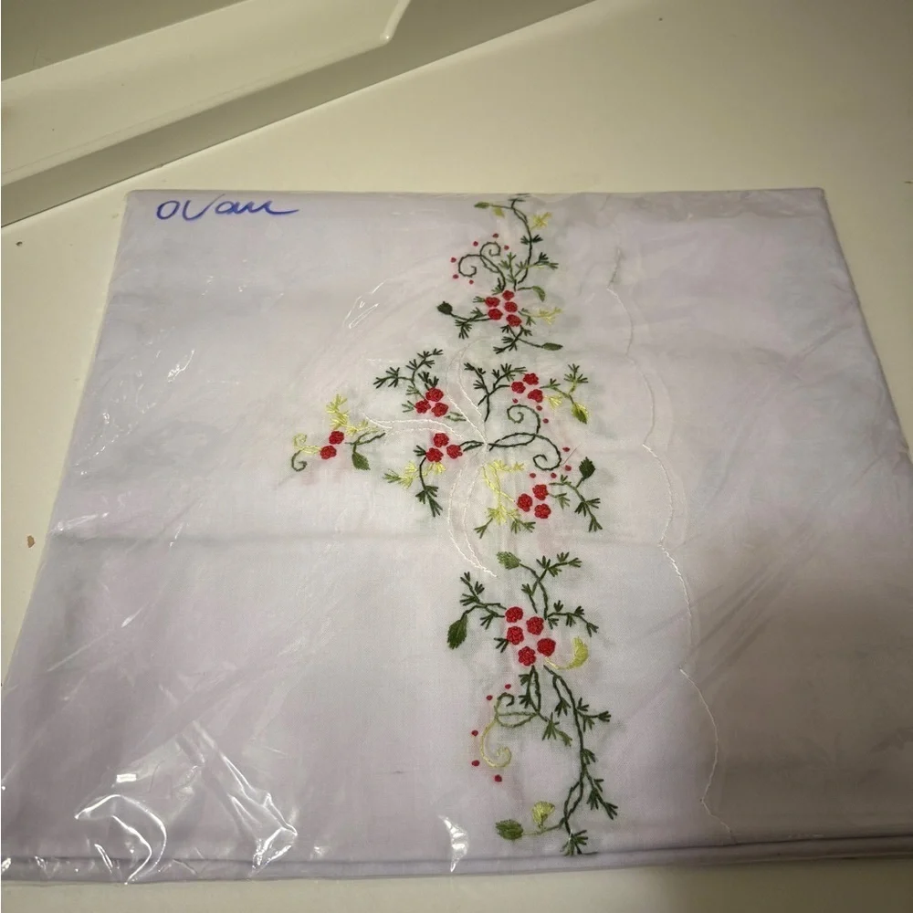Tablecloth with 8 pices of napkins for the table of six chairs oval shapes chic